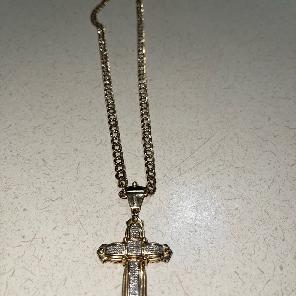 Hello I’m selling my gold and diamond cubin link Cain REALLLLL